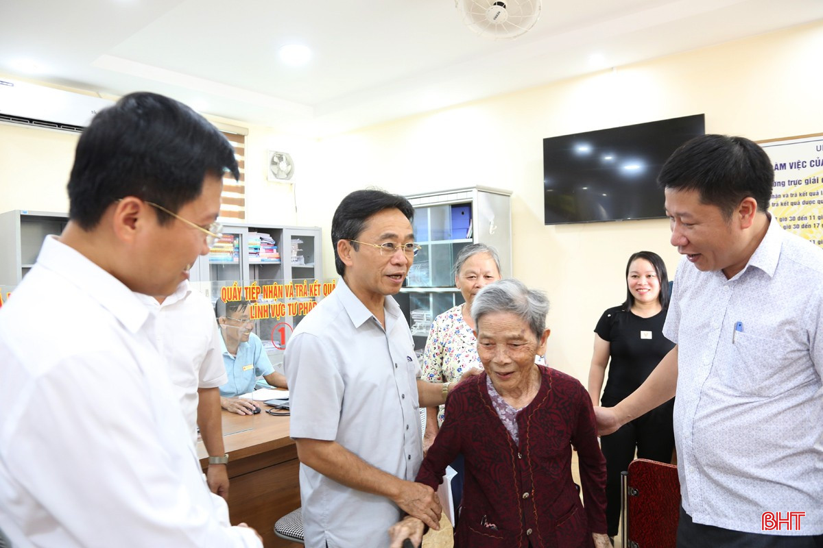 ... và trao đổi với người dân đến giải quyết thủ tục hành chính. bqbht_br_11a.jpg