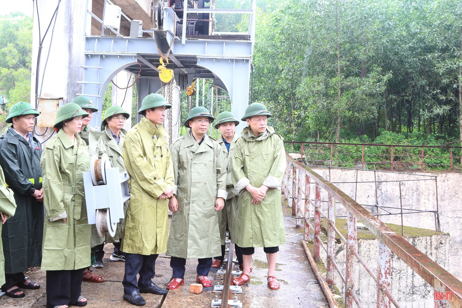 Bí thư Tỉnh ủy kiểm tra mực nước hồ Kẻ Gỗ. bqbht_br_img-4327a.jpg