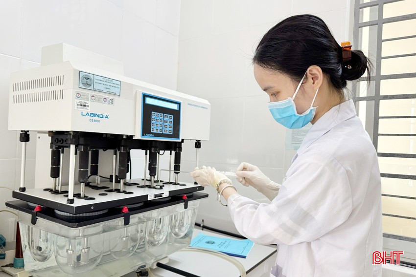 Ngành y tế tăng cường lấy mẫu kiểm nghiệm để phát hiện kịp thời các sai phạm trong kinh doanh y dược. bqbht_br_thuoc-giaa.jpg