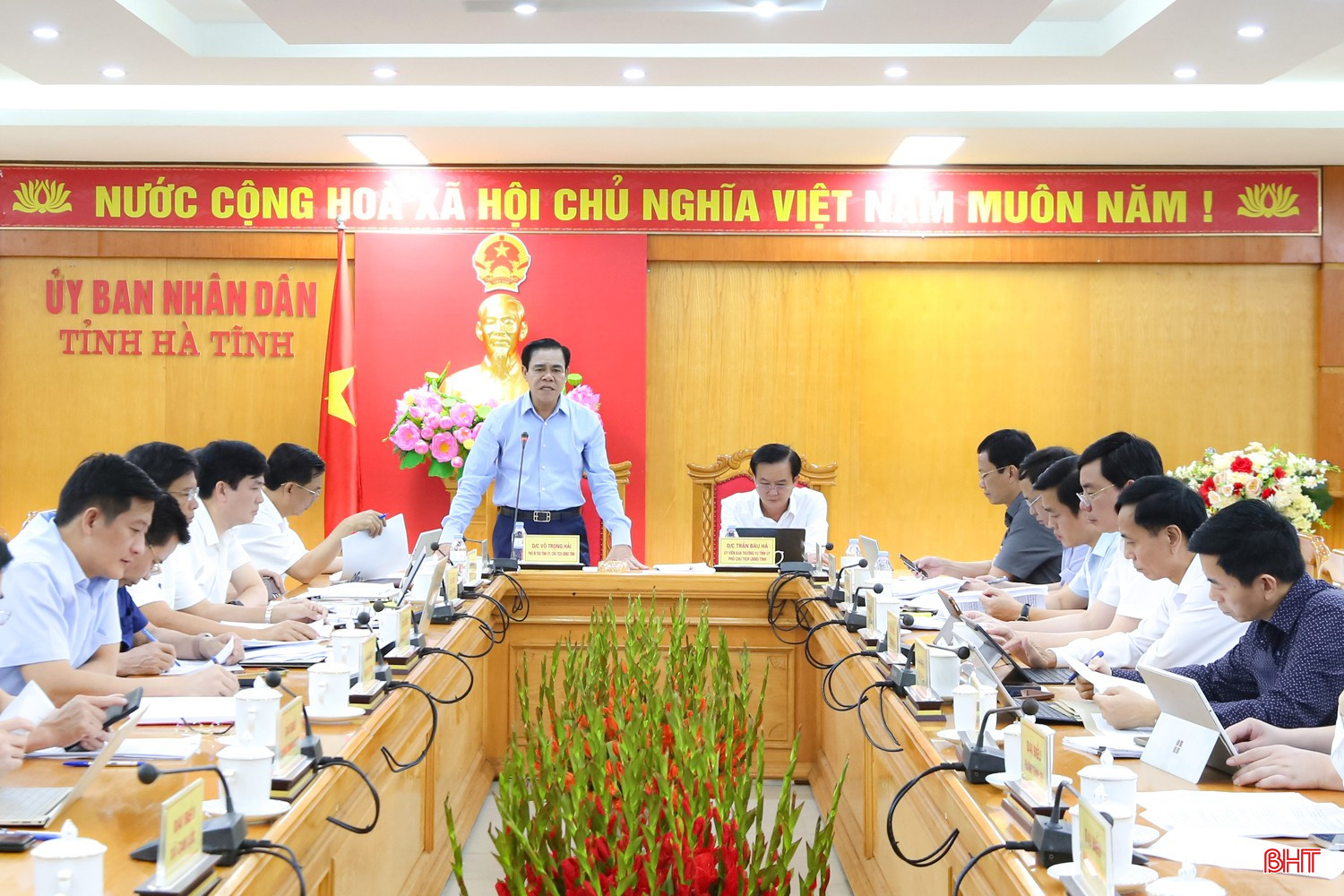 Chairman of the Provincial People's Committee Vo Trong Hai and Vice Chairman of the Provincial People's Committee Tran Bao Ha chaired the meeting. bqbht_br_6aa.jpg