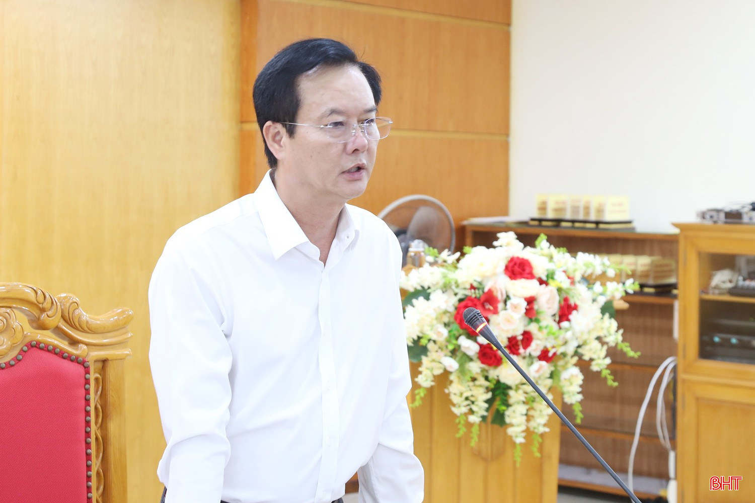 Vice Chairman of the Provincial People's Committee Tran Bao Ha spoke at the meeting. Phó Chủ tịch UBND tỉnh Trần Báu Hà phát biểu tại cuộc họp.