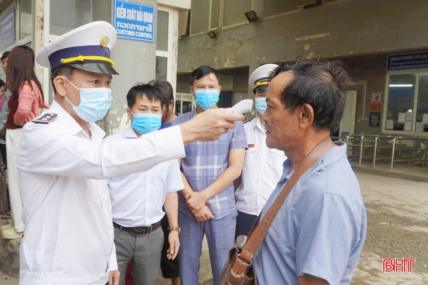 Ngành y tế chủ động giám sát tại cửa khẩu, bến cảng để phát hiện kịp thời các trường hợp nghi ngờ mắc bệnh. bqbht_br_covid-3a.jpg