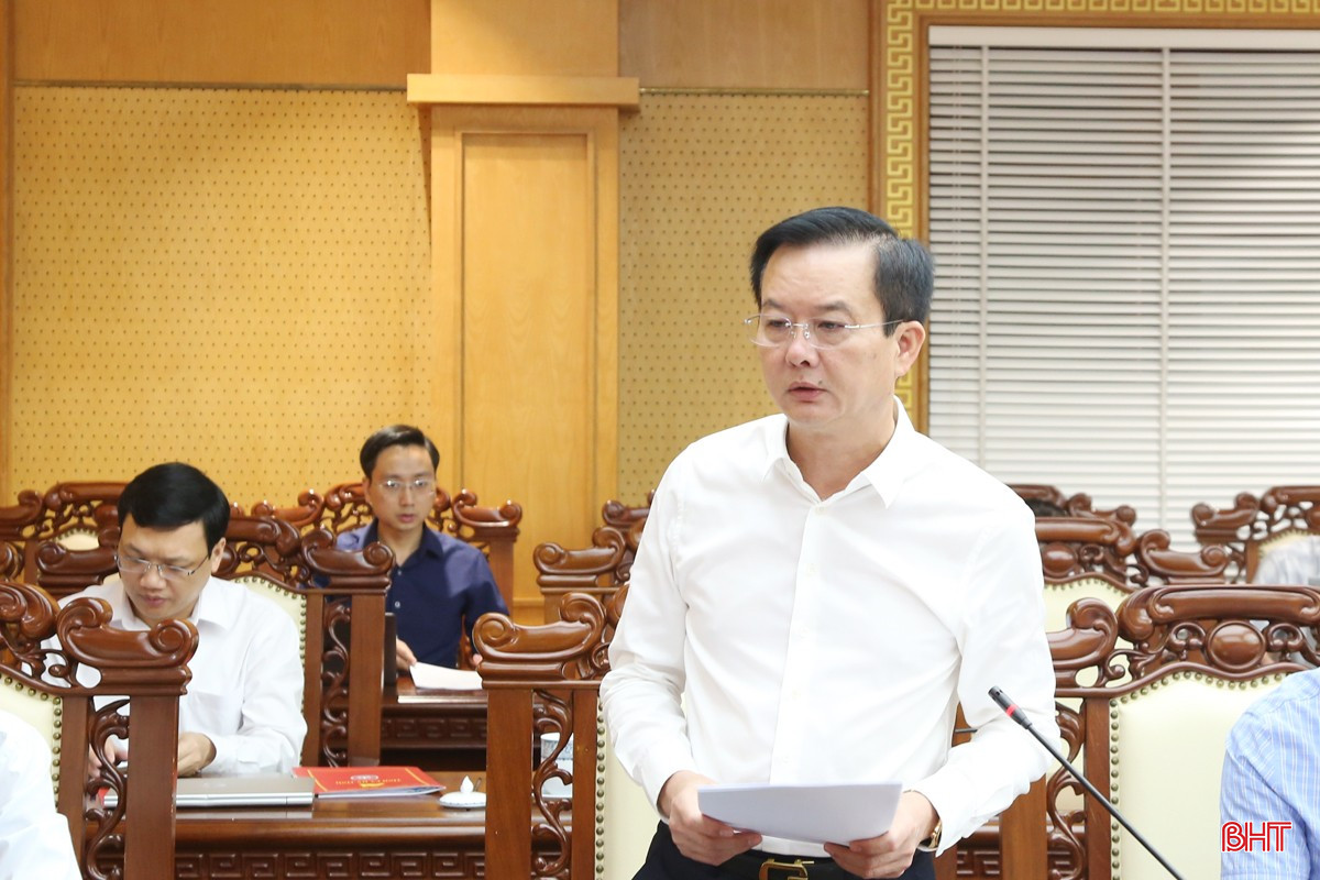 Phó Chủ tịch UBND tỉnh Trần Báu Hà báo cáo tiến độ triển khai các dự án trên địa bàn. bqbht_br_6a.jpg