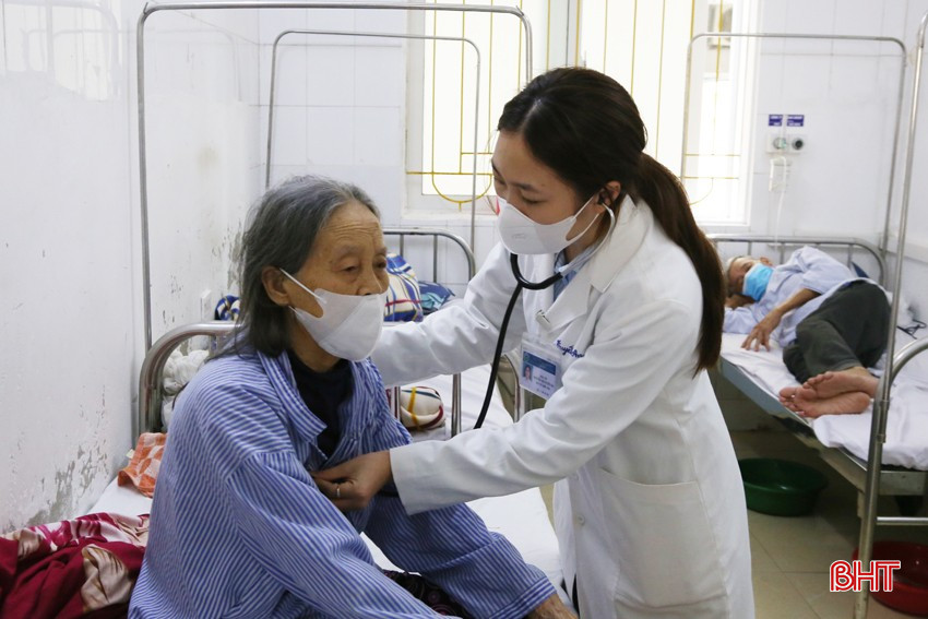 Người cao tuổi, người có bệnh lý nền cần hết sức cảnh giác với nguy cơ mắc COVID-19. bqbht_br_1a-9637.jpg