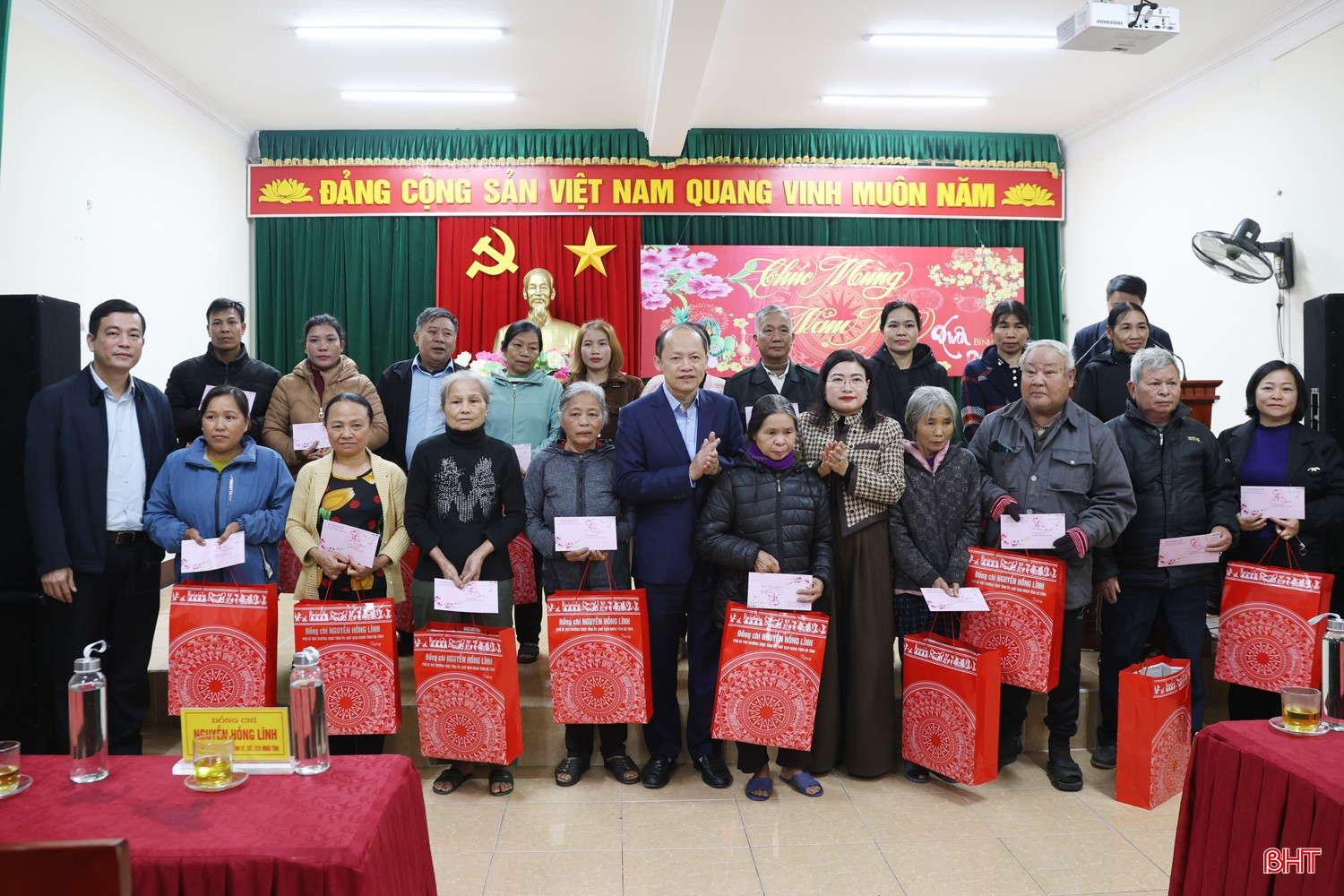 Dịp này, Phó Bí thư Thường trực Tỉnh ủy và các đồng chí lãnh đạo tỉnh đã thăm hỏi, tặng quà 20 hộ dân có hoàn cảnh khó khăn trên địa bàn xã Vũ Quang...