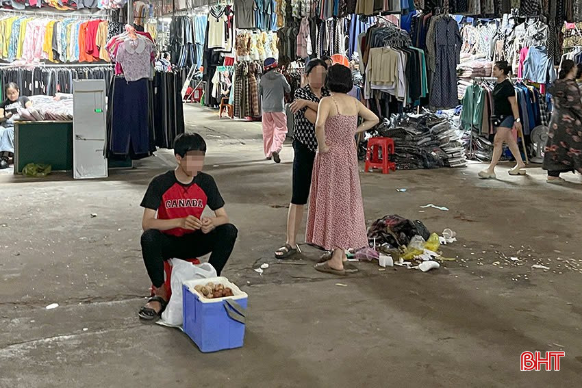 Thức ăn bày bàn trên vỉa hè, nền chợ. bqbht_br_z6624358626814-1c0a45efac19db51842c0cc10a56ca3c.jpg