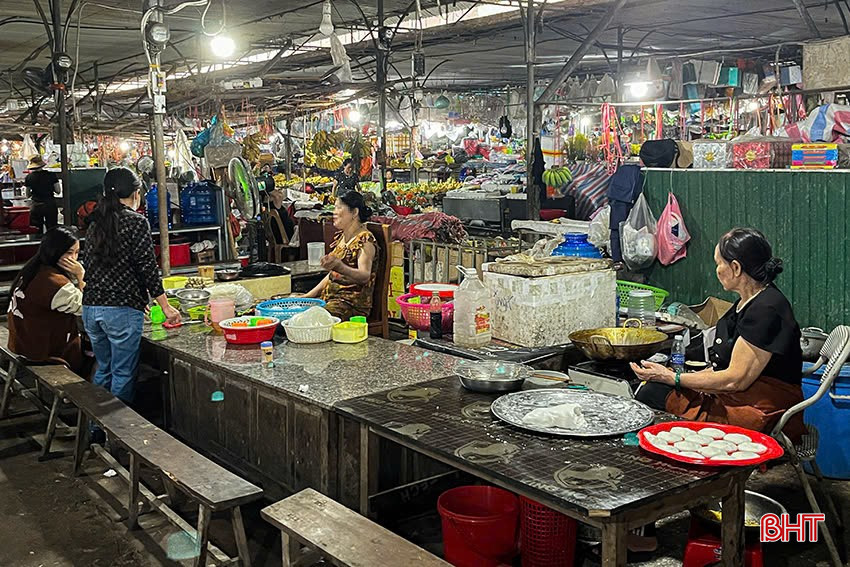 Nguy cơ mất an toàn tại các quầy hàng thực phẩm chín trong chợ dân sinh là rất lớn. bqbht_br_z6624358587769-c7ed2d8d493b9992ece94a9e5fc7f148.jpg