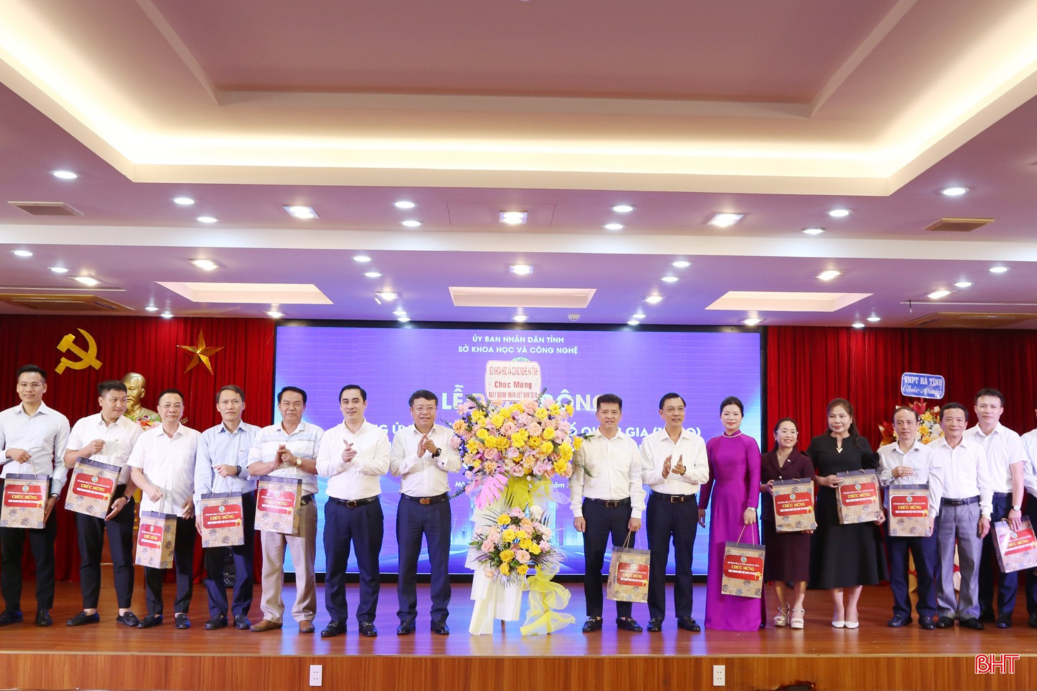 Lãnh đạo tỉnh và các sở, ngành tặng hoa chúc mừng các doanh nghiệp tiêu biểu trong lĩnh vực khoa học và công nghệ. bqbht_br_6a.jpg