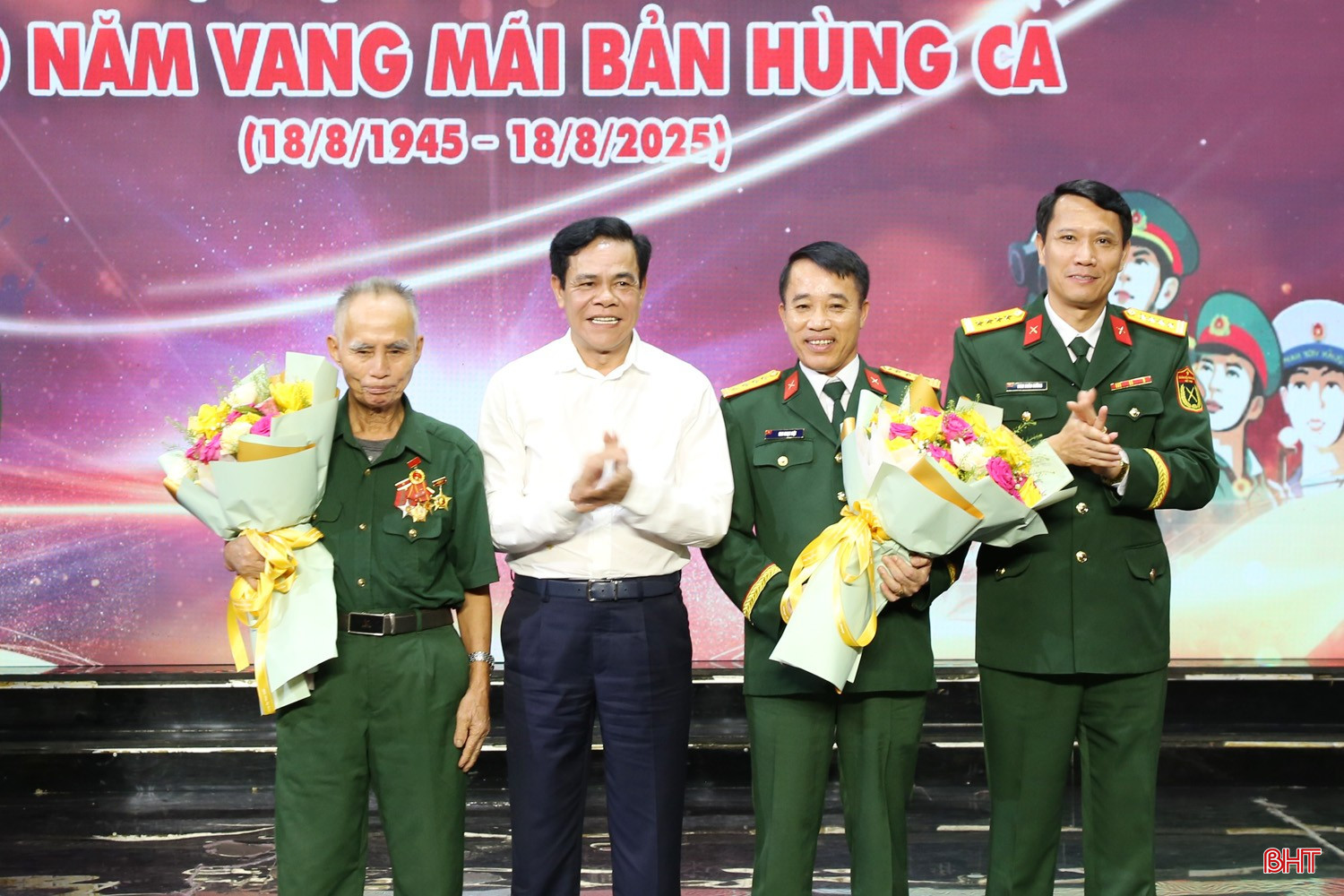 Đại tá Đinh Xuân Hướng - Phó Chủ nhiệm Chính trị Quân khu 4 và Chủ tịch UBND tỉnh Võ Trọng Hải tặng hoa chúc mừng và tri ân Anh hùng LLVT Nguyễn Xuân Lứ và Đại tá Mai Ngọc Việt - Phó Chính ủy Bộ Chỉ huy Quân sự tỉnh. bqbht_br_img-3850a.jpg
