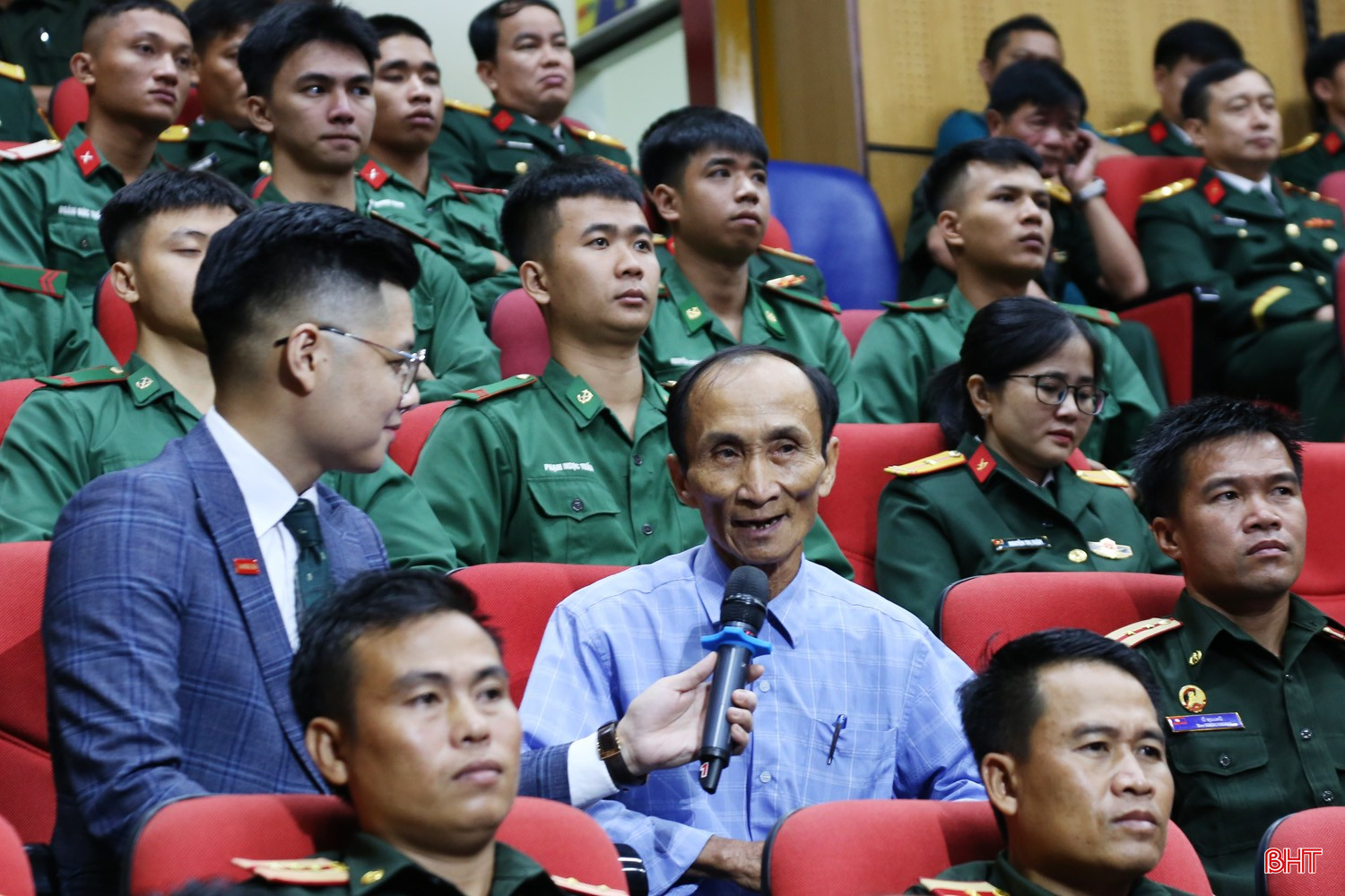 Ông Trần Huy Quyên - Bí thư Chi bộ thôn Tam Trung, xã Cẩm Bình chia sẻ về những đóng góp của LLVT Hà Tĩnh trong sự nghiệp đổi mới. bqbht_br_img-3913a.jpg