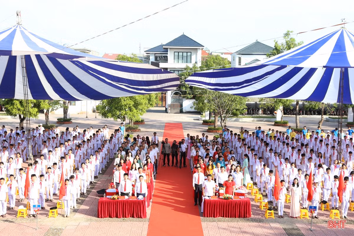 Trường THCS Lê Văn Thiêm tổ chức lễ khai giảng năm học mới.