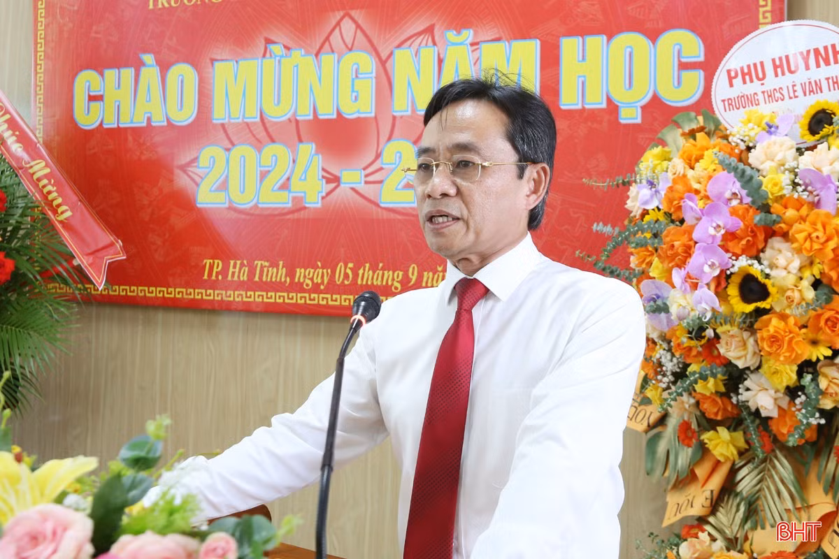 Phó Bí thư Thường trực Tỉnh ủy Trần Thế Dũng trò chuyện với tập thể giáo viên Trường THCS Lê Văn Thiêm.