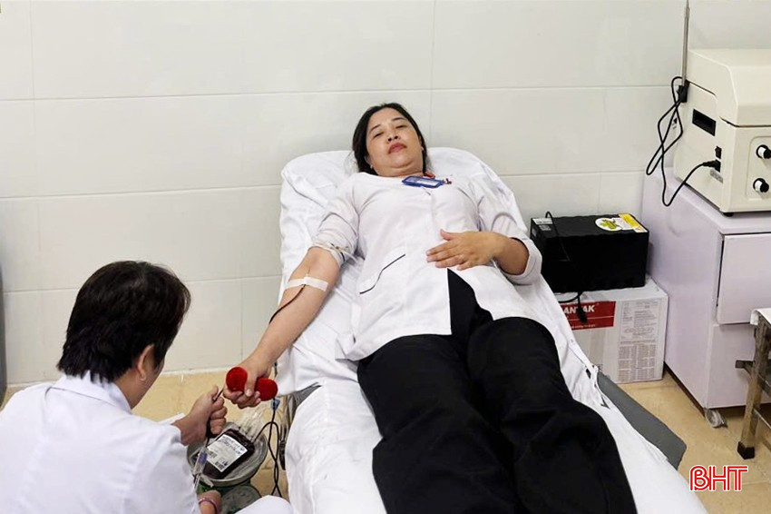 Điều dưỡng Trần Thị Hiền - Khoa Điều trị theo yêu cầu hiến máu cứu người bệnh. bqbht_br_hien-mau-3a.jpg