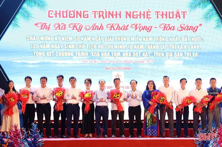 Lãnh đạo tỉnh và thị xã Kỳ Anh tặng hoa cảm ơn các doanh nghiệp, nhà hảo tâm đã đồng hành, ủng hộ nguồn lực cho chương trình xóa nhà tạm, nhà dột nát trên địa bàn. bqbht_br_3aa.jpg