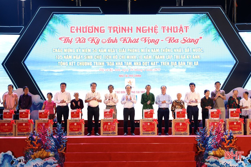 Lãnh đạo tỉnh và thị xã Kỳ Anh trao tặng các vật dụng sinh hoạt cho các hộ gia đình vừa được xây dựng, sửa chữa nhà ở. bqbht_br_nha-moi-5a.jpg