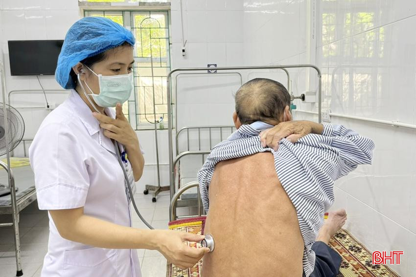 Bác sỹ Bệnh viện Phổi Hà Tĩnh thăm khám cho một bệnh nhân bị COPD. CL3A.jpg