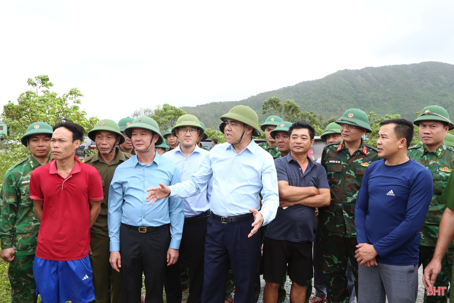Chủ tịch UBND tỉnh yêu cầu các đơn vị, địa phương và người dân không chủ quan, lơ là với diễn biến của bão. bqbht_br_5a.jpg