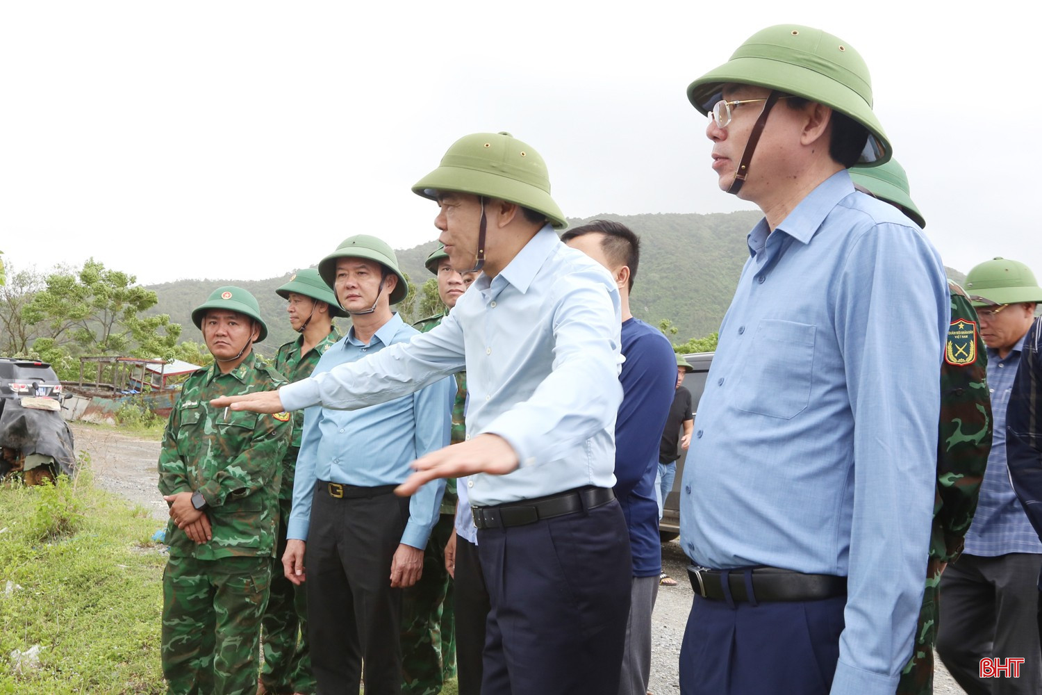 Chủ tịch UBND tỉnh Võ Trọng Hải và đoàn kiểm tra tại khu vực neo đậu tàu thuyền của bà con ngư dân TDP Hải Thanh 1 và 2. bqbht_br_4a.jpg