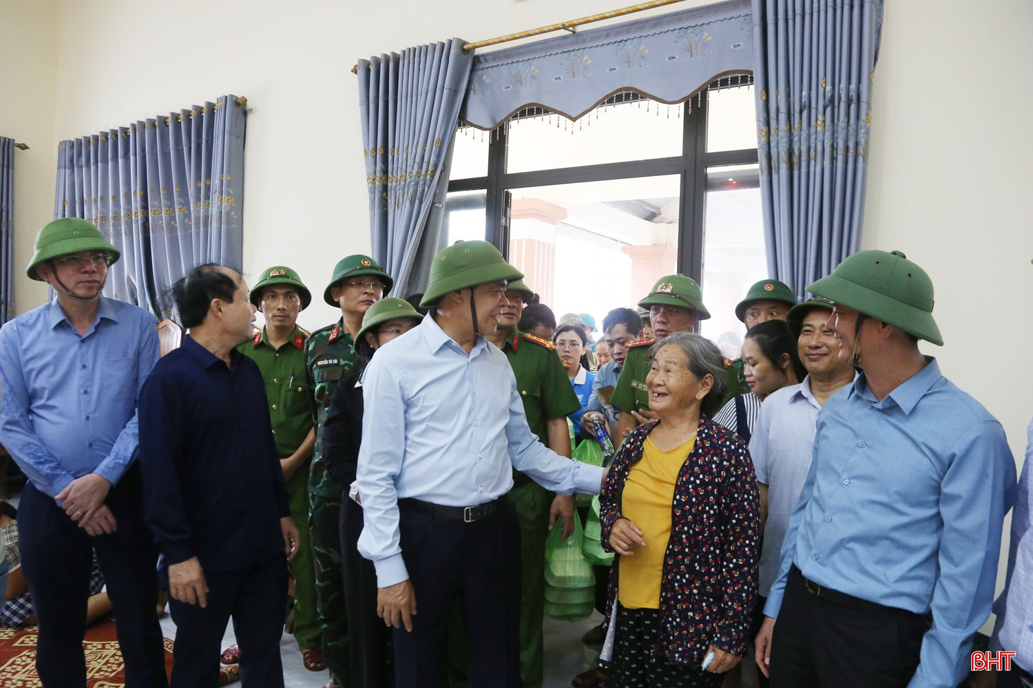Đoàn kiểm tra, động viên bà con tại khu sơ tán tập trung ở TDP Tân Phúc Thành, phường Sông Trí. bqbht_br_6a.jpg