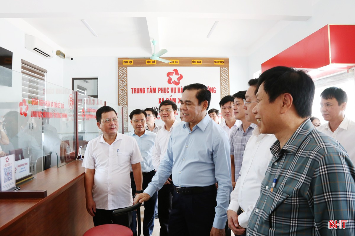 Chủ tịch UBND tỉnh Võ Trọng Hải kiểm tra tại Trung tâm Phục vụ hành chính công xã Cẩm Xuyên mới. bqbht_br_5a.jpg