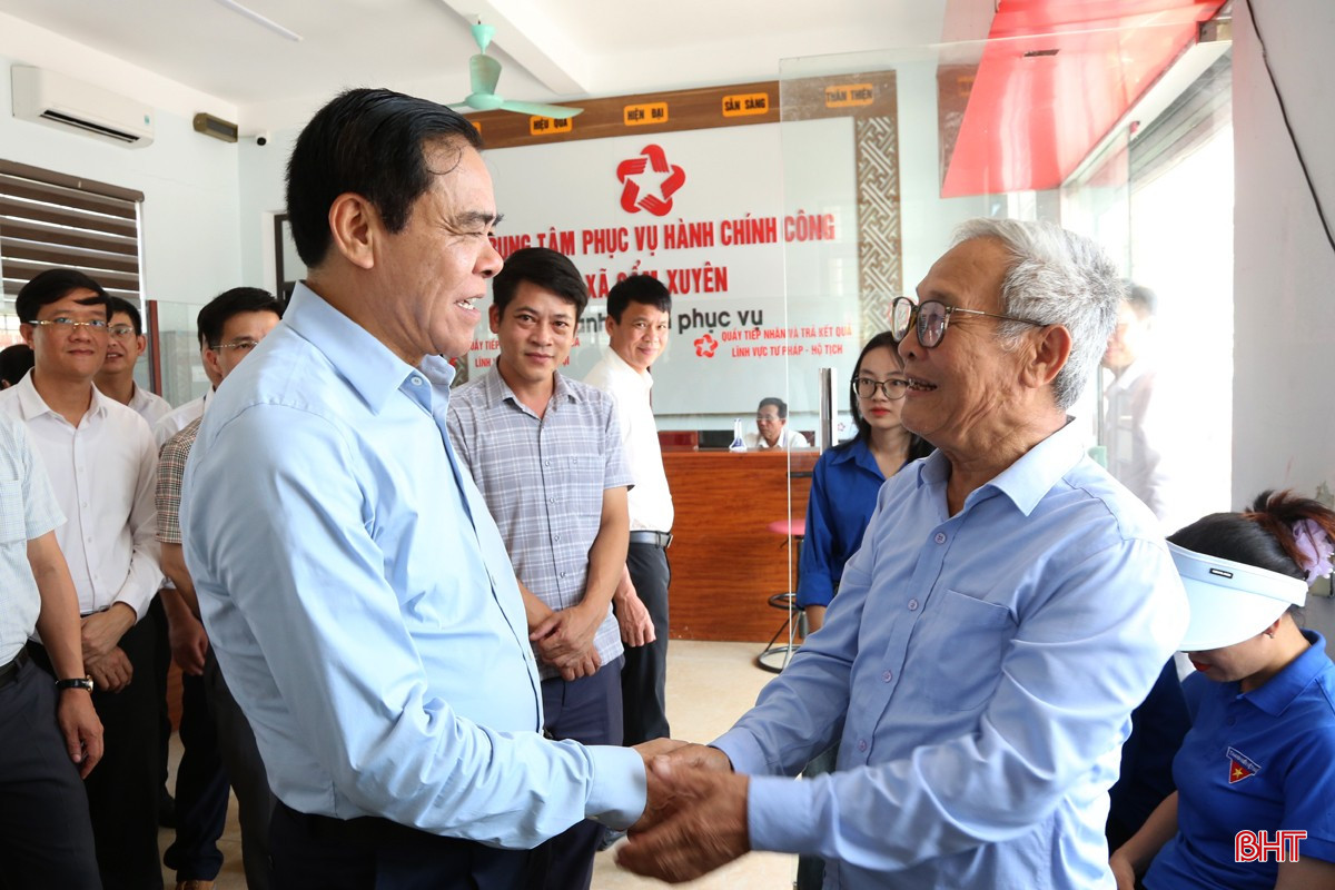 Công tác CCHC trong nhiệm kỳ qua được tỉnh chỉ đạo quyết liệt, đạt nhiều kết quả tích cực. Trong ảnh: Chủ tịch UBND tỉnh Võ Trọng Hải trao đổi với người dân đến giao dịch tại Trung tâm Phục vụ hành chính công xã Cẩm Xuyên (tháng 6/2025). bqbht_br_4b.jpg