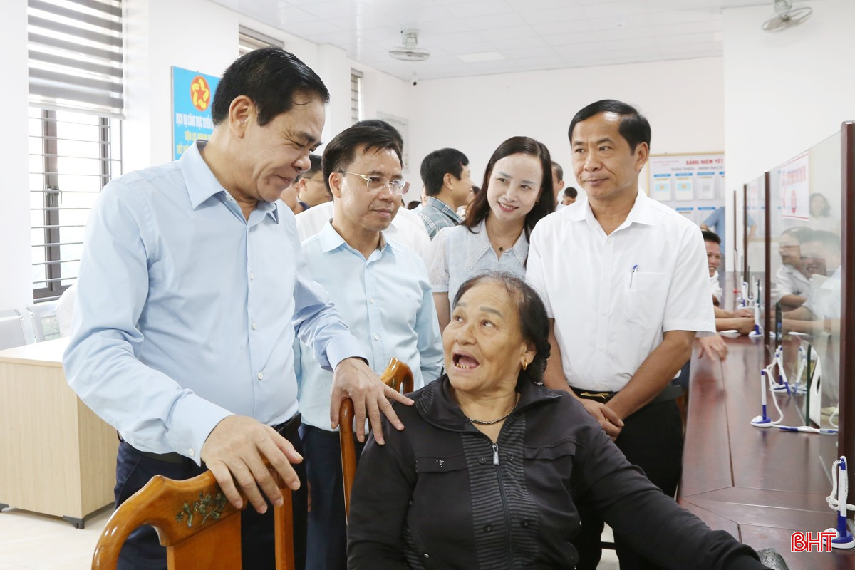 Chủ tịch UBND tỉnh trao đổi với người dân đến giao dịch tại Trung tâm Phục vụ hành chính công xã Can Lộc mới. bqbht_br_6a.jpg