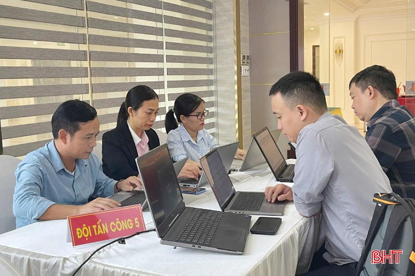Đội tấn công triển khai phương án diễn tập. bqbht_br_z6034230814239-27779d7b93923907096a74fa108de14ca.jpg