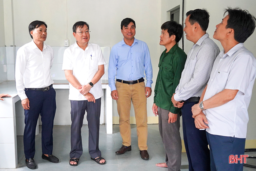 Lãnh đạo huyện Nghi Xuân kiểm tra và bàn giao nhà cho gia đình anh Nguyễn Văn Sơn (thôn 1, xã Xuân Hồng). bqbht_br_aaaaaa-nghi-xuan-copya.png