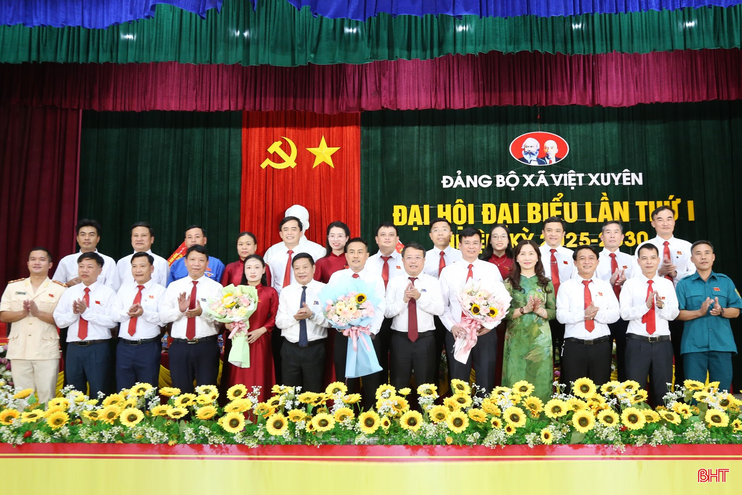 Lãnh đạo tỉnh tặng hoa chúc mừng Ban Chấp hành Đảng bộ xã Việt Xuyên khóa I. Lãnh đạo tỉnh tặng hoa chúc mừng Ban Chấp hành Đảng bộ xã Việt Xuyên khóa I.