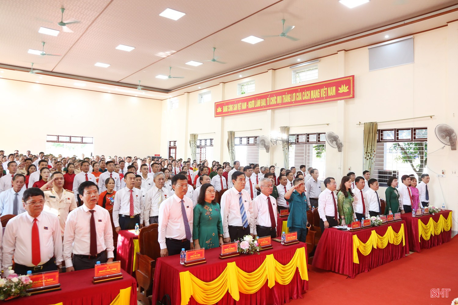 Đại hội thực hiện nghi thức chào cờ. Đại hội thực hiện nghi thức chào cờ.
