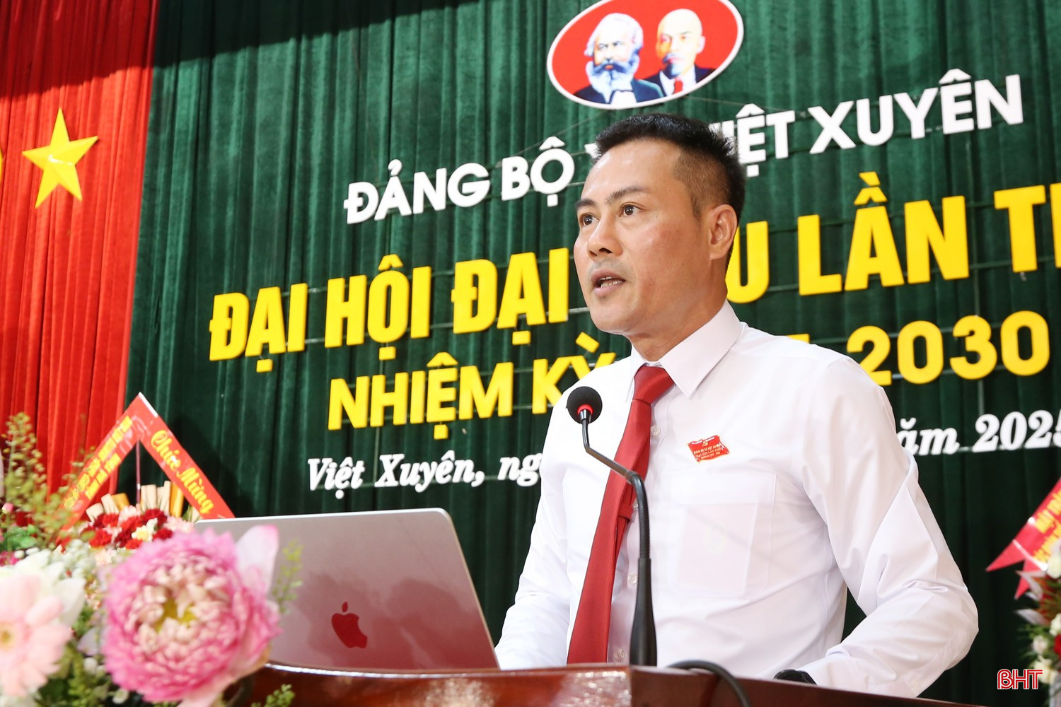 Đồng chí Trần Đình Trung - Bí thư Đảng ủy, Chủ tịch HĐND xã trình bày dự thảo báo cáo chính trị. Đồng chí Trần Đình Trung - Bí thư Đảng ủy, Chủ tịch HĐND xã trình bày dự thảo báo cáo chính trị.
