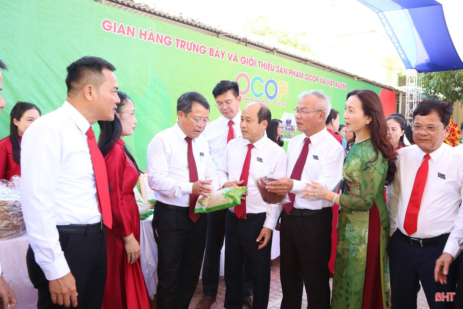 Đại biểu tham quan các gian hàng giới thiệu sản phẩm OCOP. Đại biểu tham quan các gian hàng giới thiệu sản phẩm OCOP.