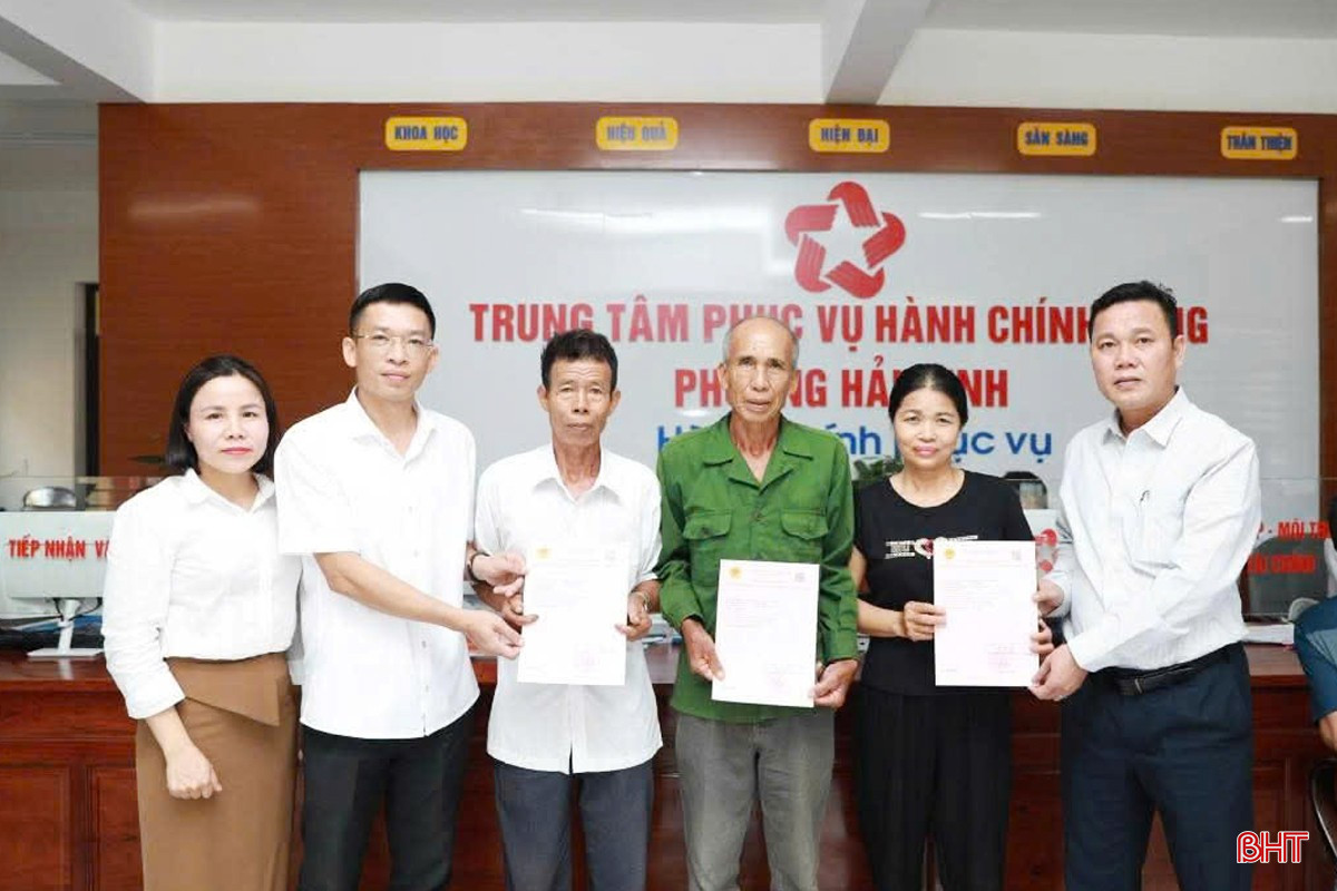 Thủ tục hành chính của người dân được giải quyết kịp thời. Trong ảnh: Phường Hải Ninh trao giấy chứng nhận quyền sử dụng đất cho người dân. bqbht_br_z6863379779632-a40f93395db44ce008bc381f0feff607a.jpg
