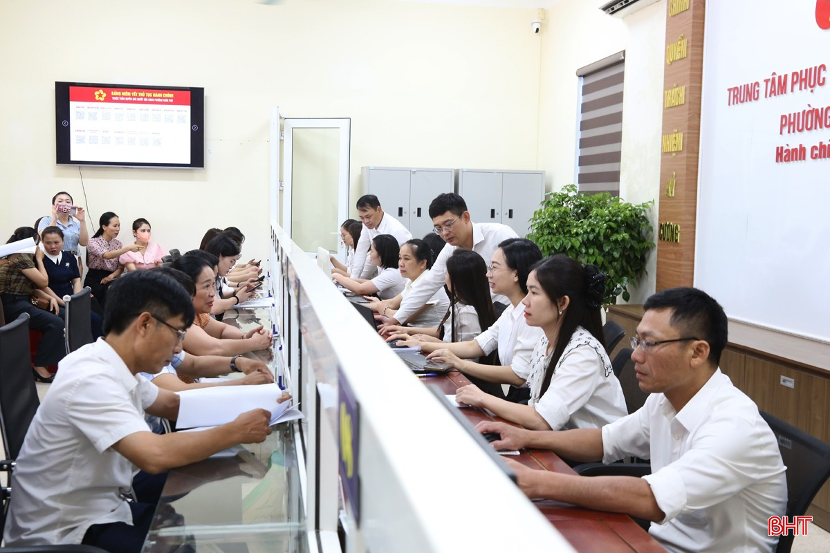 Đội ngũ cán bộ, công chức thực hiện nhiệm vụ tiếp nhận và giải quyết thủ tục hành chính cho người dân đều được lựa chọn kỹ lưỡng. bqbht_br_img-1458a.jpg
