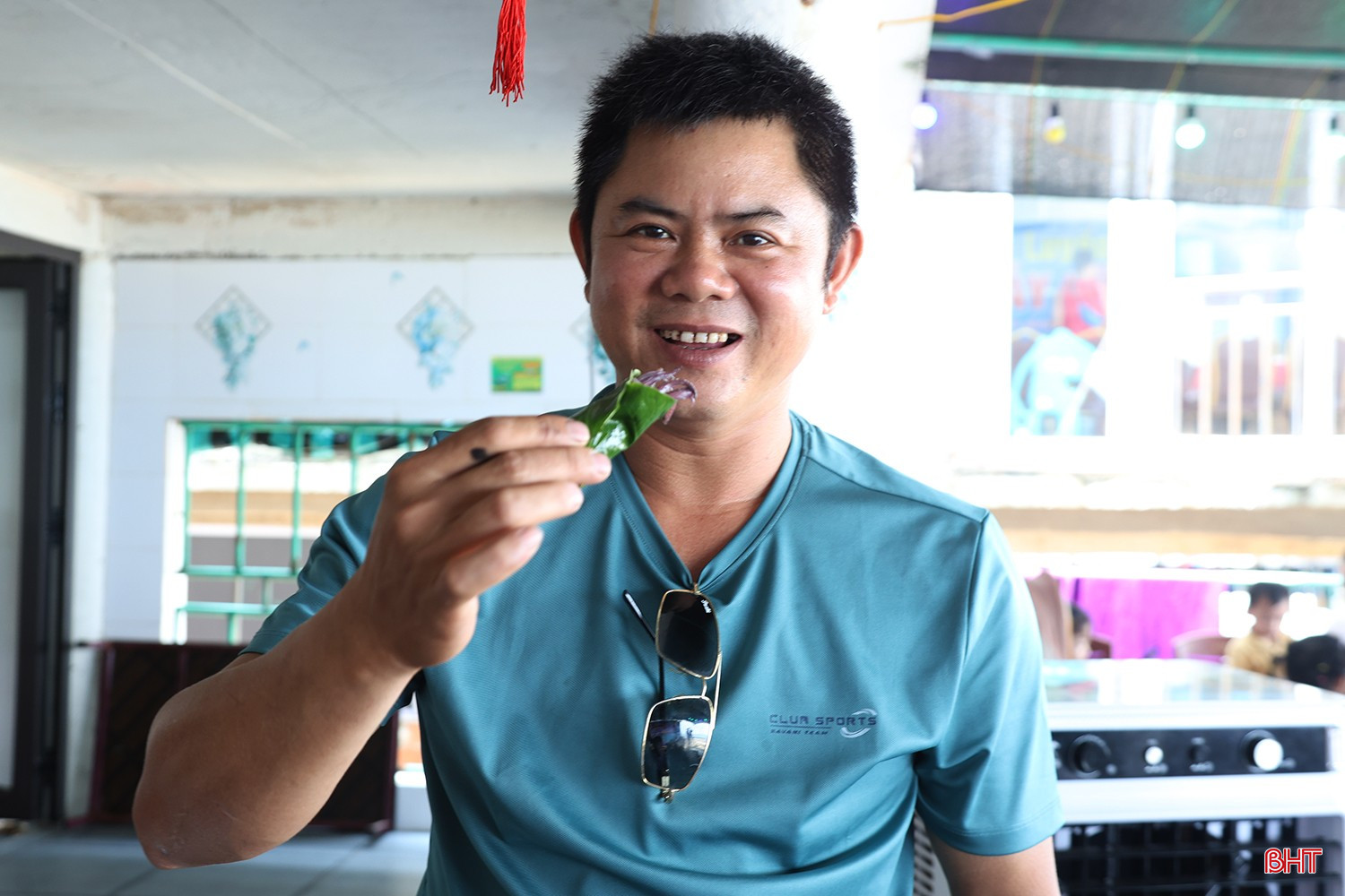 Được biết, giá mực nhảy dao động từ 850 - 950 nghìn đồng/kg, có tăng nhẹ trong dịp lễ nhưng vẫn được du khách chấp nhận bởi độ tươi ngon.