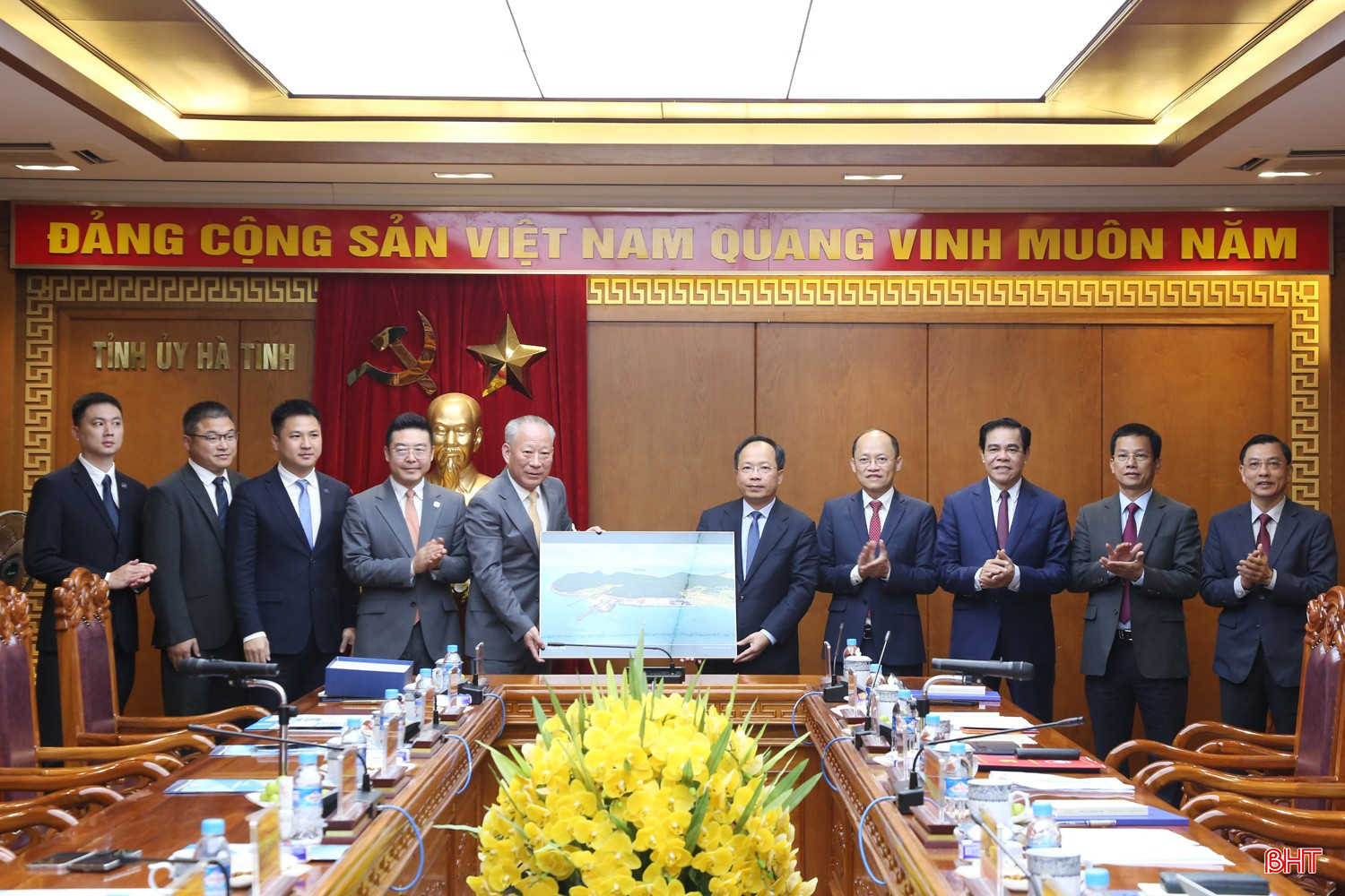 Lãnh đạo tỉnh tặng quà lưu niệm cho Tập đoàn Xây dựng Thái Bình Dương. bqbht_br_2a.jpg