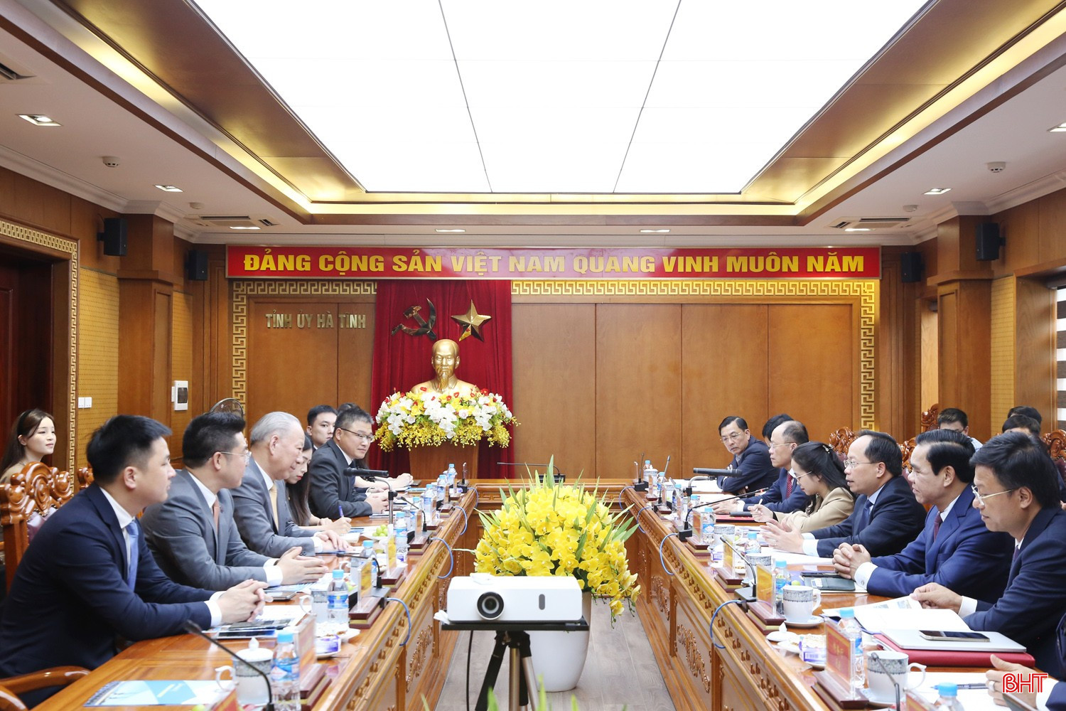 Các đồng chí lãnh đạo tỉnh tiếp và làm việc với đoàn công tác Tập đoàn Xây dựng Thái Bình Dương. bqbht_br_1a.jpg