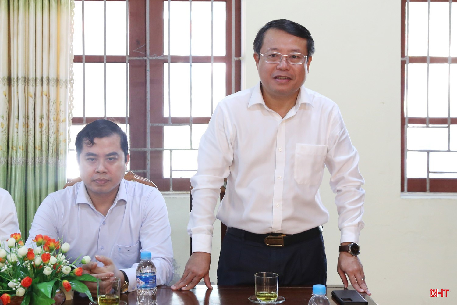 Phó Chủ tịch UBND tỉnh Dương Tất Thắng phát biểu chúc mừng các nhà trường. bqbht_br_img-4500a.jpg