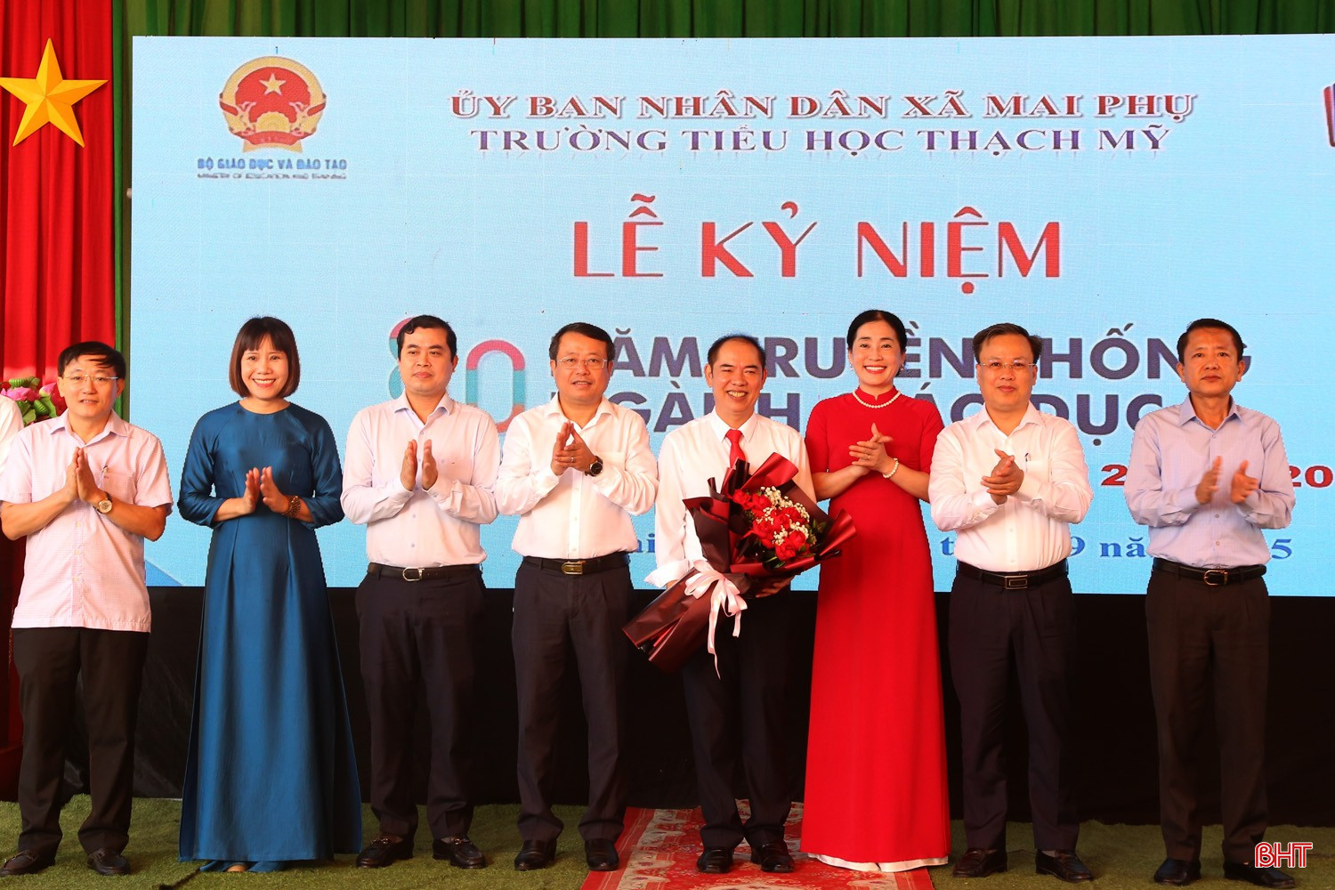 Phó Chủ tịch UBND tỉnh tặng hoa chúc mừng Trường Tiểu học Thạch Mỹ. bqbht_br_img-4520a.jpg