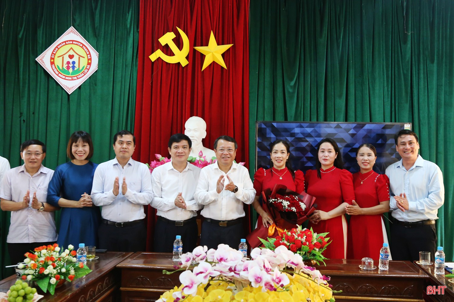 Phó Chủ tịch UBND tỉnh Dương Tất Thắng tặng hoa chúc mừng Trường Mầm non Lộc Hà. bqbht_br_img-4511a.jpg