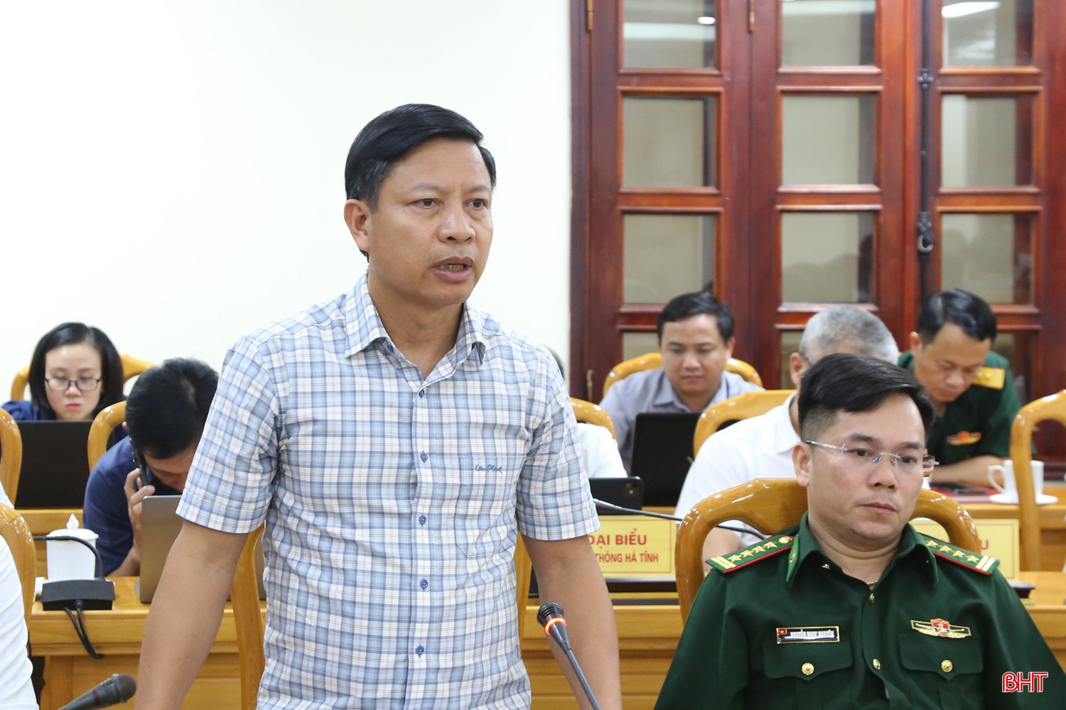 Giám đốc BHXH khu vực XV Nguyễn Văn Đồng phát biểu tại cuộc họp. bqbht_br_4a.jpg