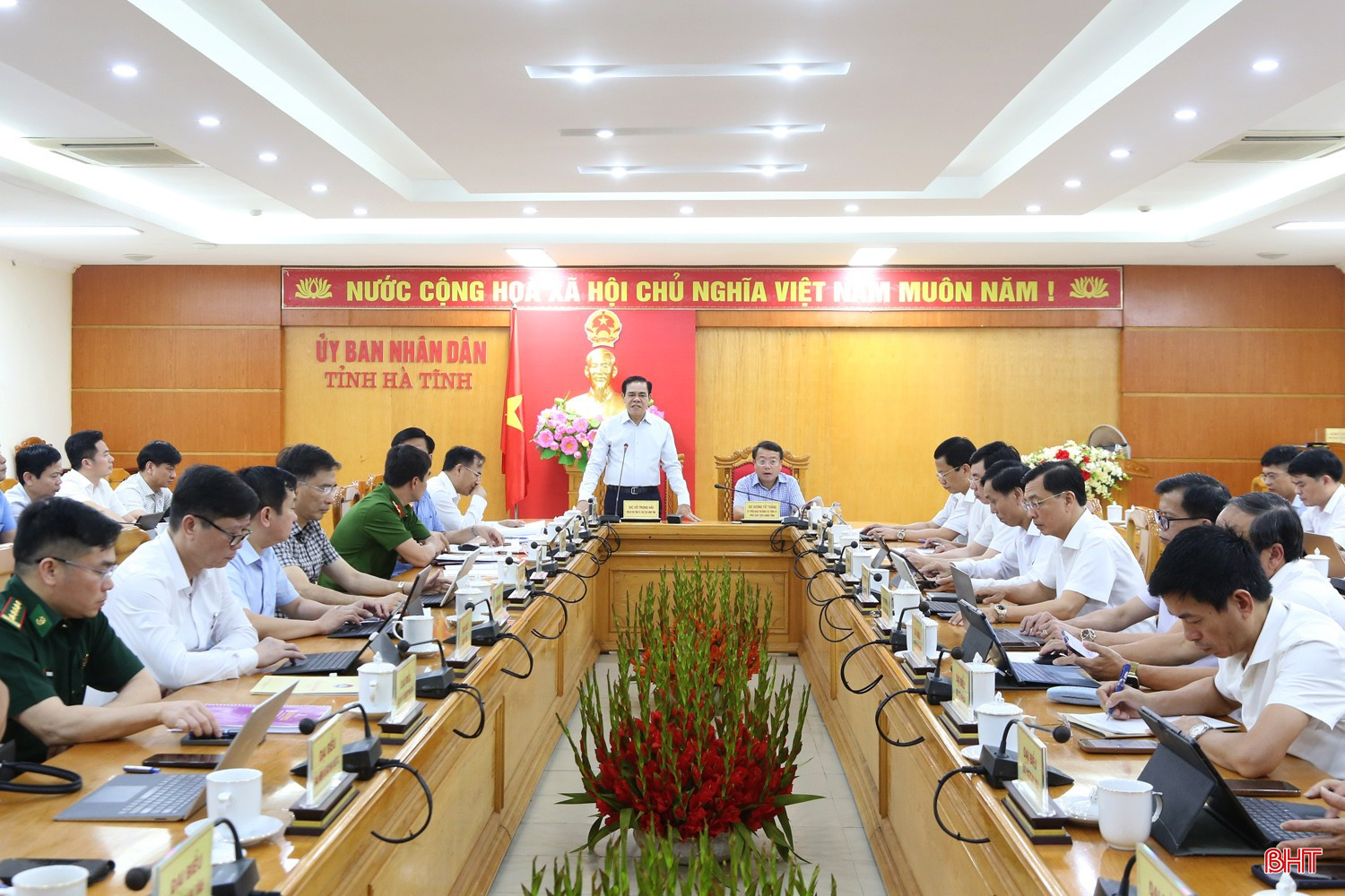 Chủ tịch UBND tỉnh Võ Trọng Hải chủ trì cuộc họp. bqbht_br_1a.jpg