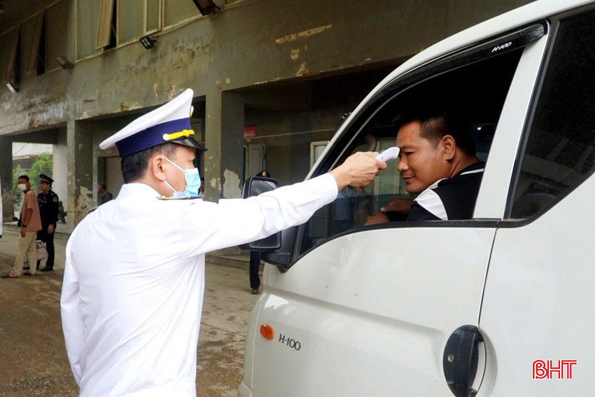 Lực lượng kiểm dịch y tế đang tăng cường giám sát người qua Cửa khẩu Quốc tế Cầu Treo. bqbht_br_covi-2a.jpg