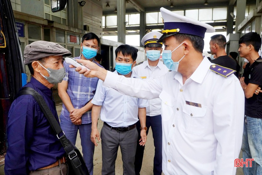 Lãnh đạo Trung tâm Kiểm soát bệnh tật tỉnh giám sát công tác phòng, chống dịch tại Cửa khẩu Quốc tế Cầu Treo. Ảnh: Nhật Thắng. bqbht_br_covid-1a.jpg