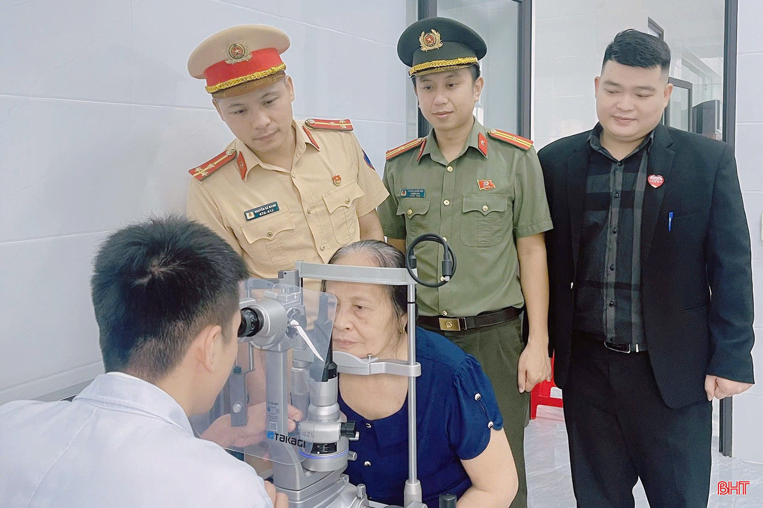 Hơn 200 người dân xã Sơn Kim 2 được thăm khám về nhãn khoa