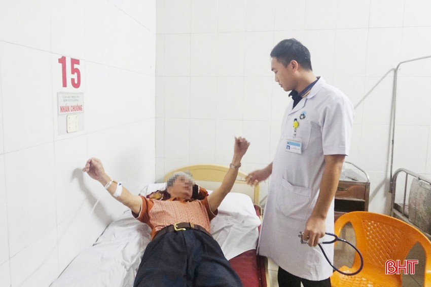 Bác sỹ Khoa Cấp cứu - Chống độc kiểm tra vận động cho một bệnh nhân bị đột quỵ. bqbht_br_dot-quy-3a.jpg