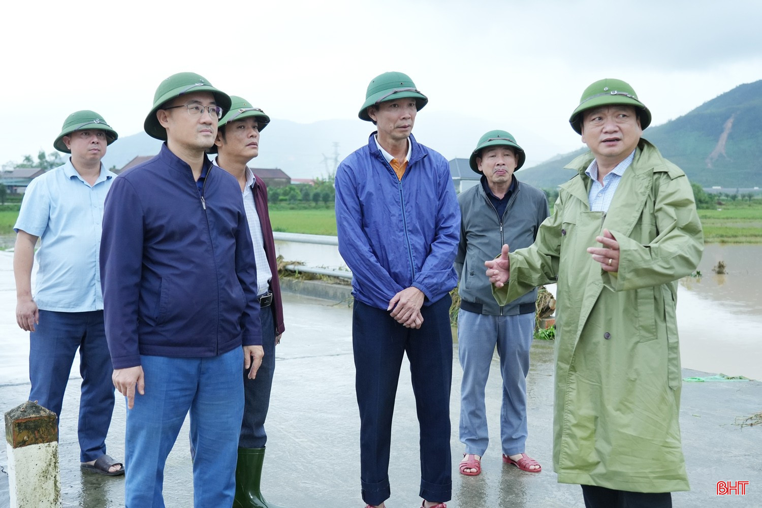 Đoàn kiểm tra tình hình ngập lụt tại thôn Xa Sá (xã Kỳ Văn). bqbht_br_4a.jpg