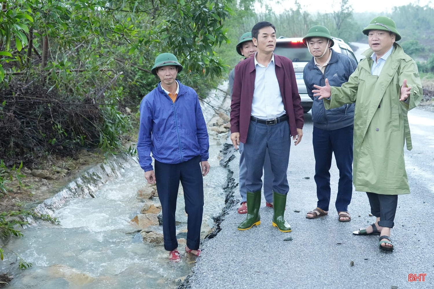 Kiểm tra điểm sạt lở trên tuyến đường Văn Tây (xã Kỳ Văn). bqbht_br_6a.jpg