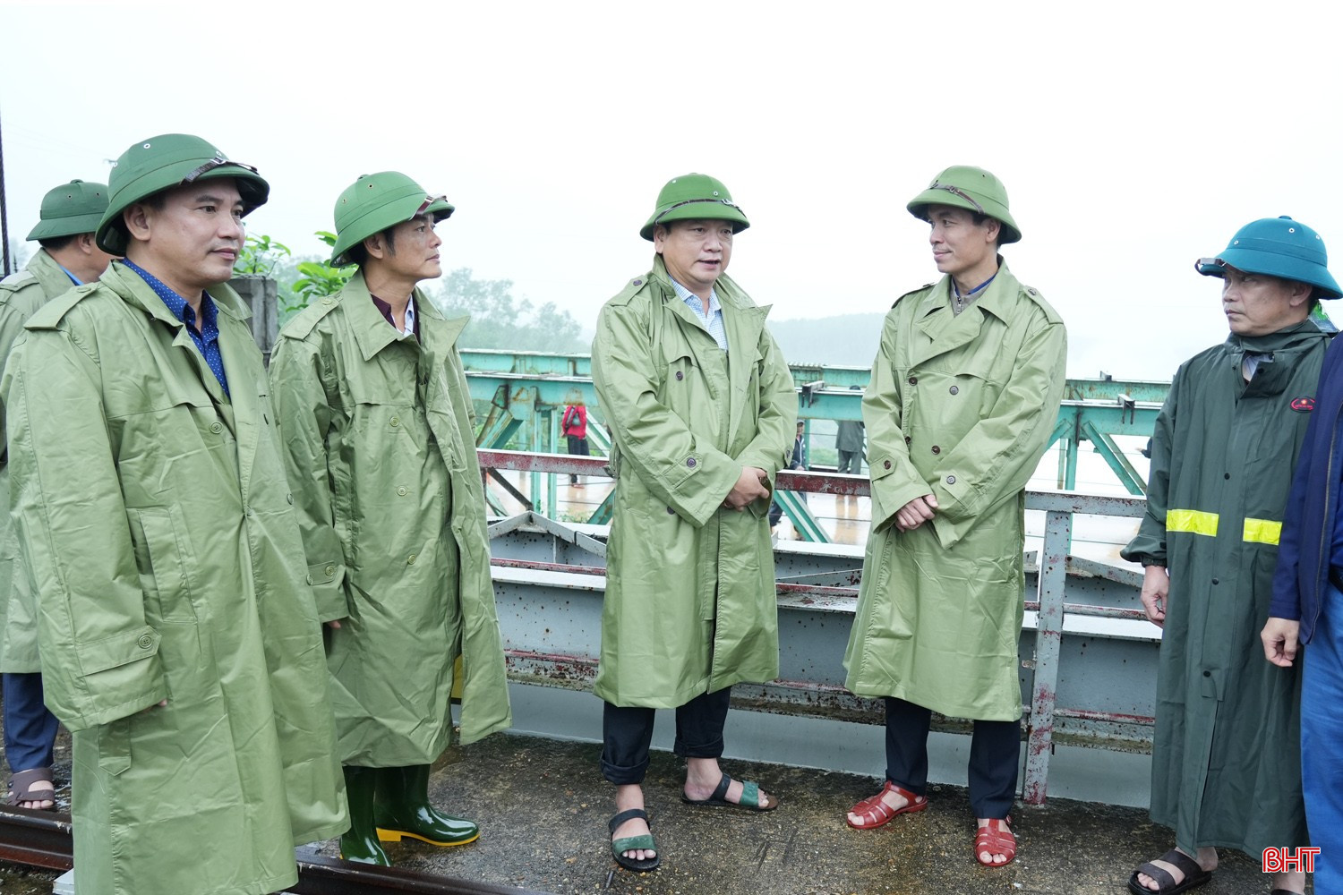 Phó Chủ tịch UBND tỉnh Hồ Huy Thành kiểm tra tại hồ Kẻ Gỗ. bqbht_br_1a.jpg