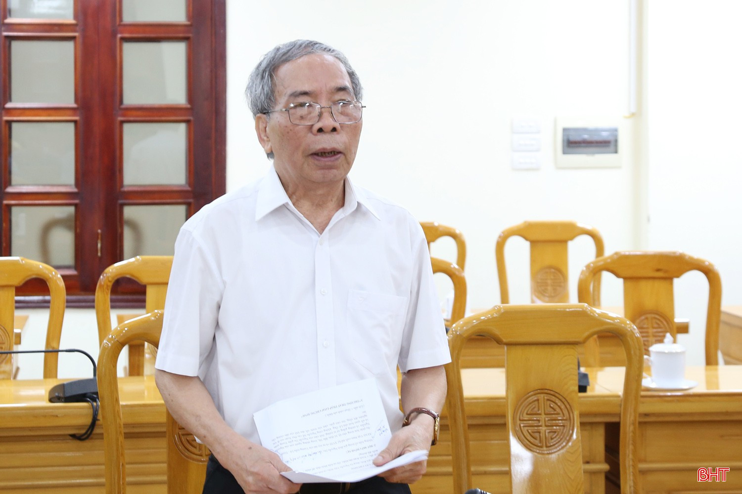Nhà văn Đức Ban trình bày sơ lược nội dung kịch bản chương trình nghệ thuật. bqbht_br_4a.jpg